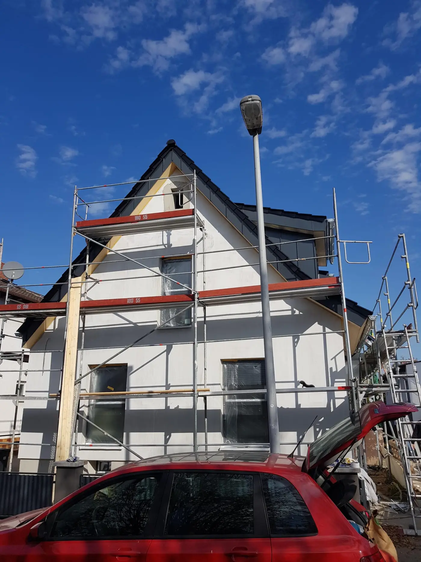 Fassadengerüst an einem Einfamilienhaus