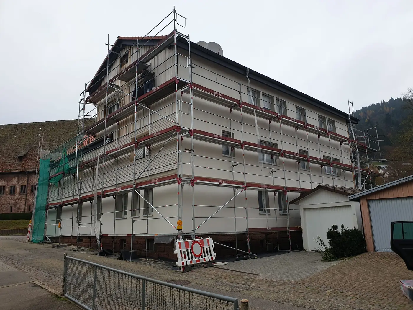 Fassadengerüst an einem Mehrfamilienhaus
